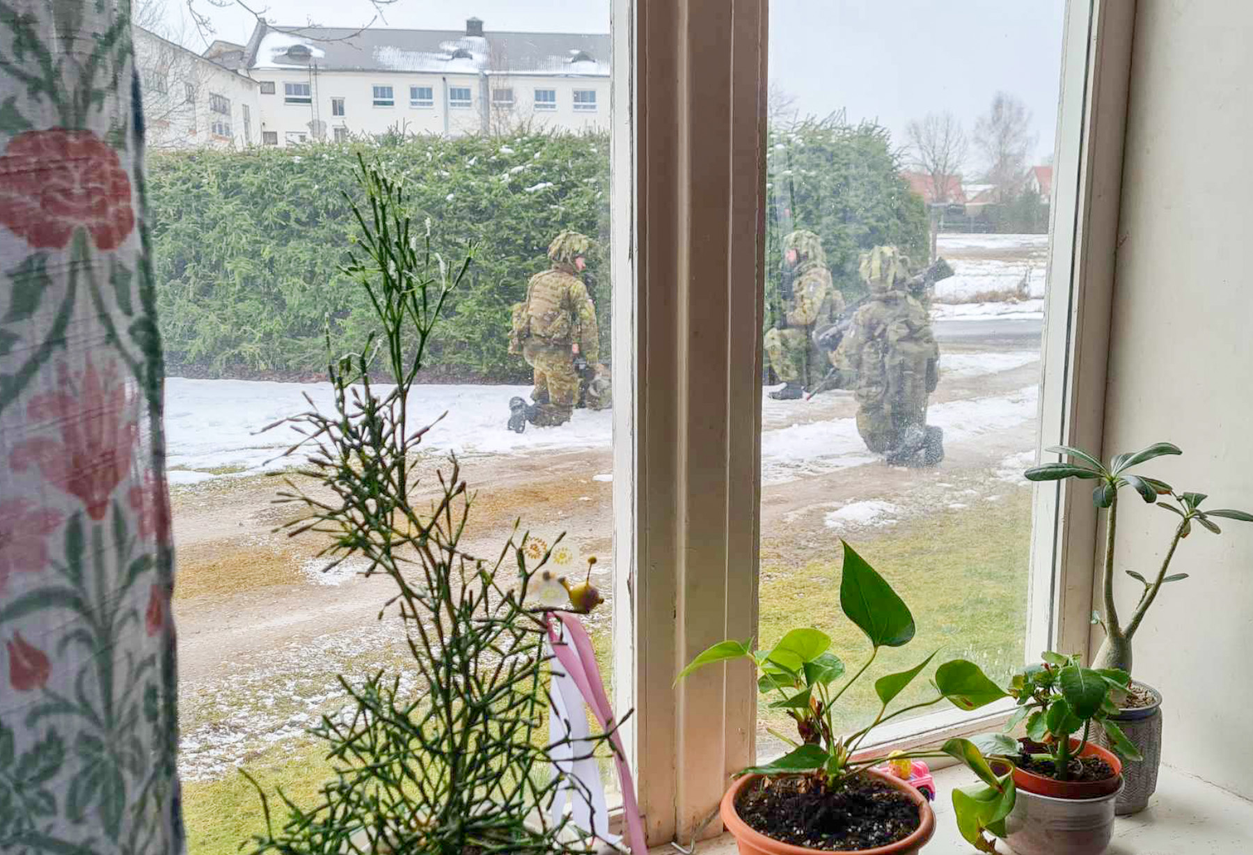 FOTOD Elanikke nörritavad eramaale tunginud kaitseväe õppused